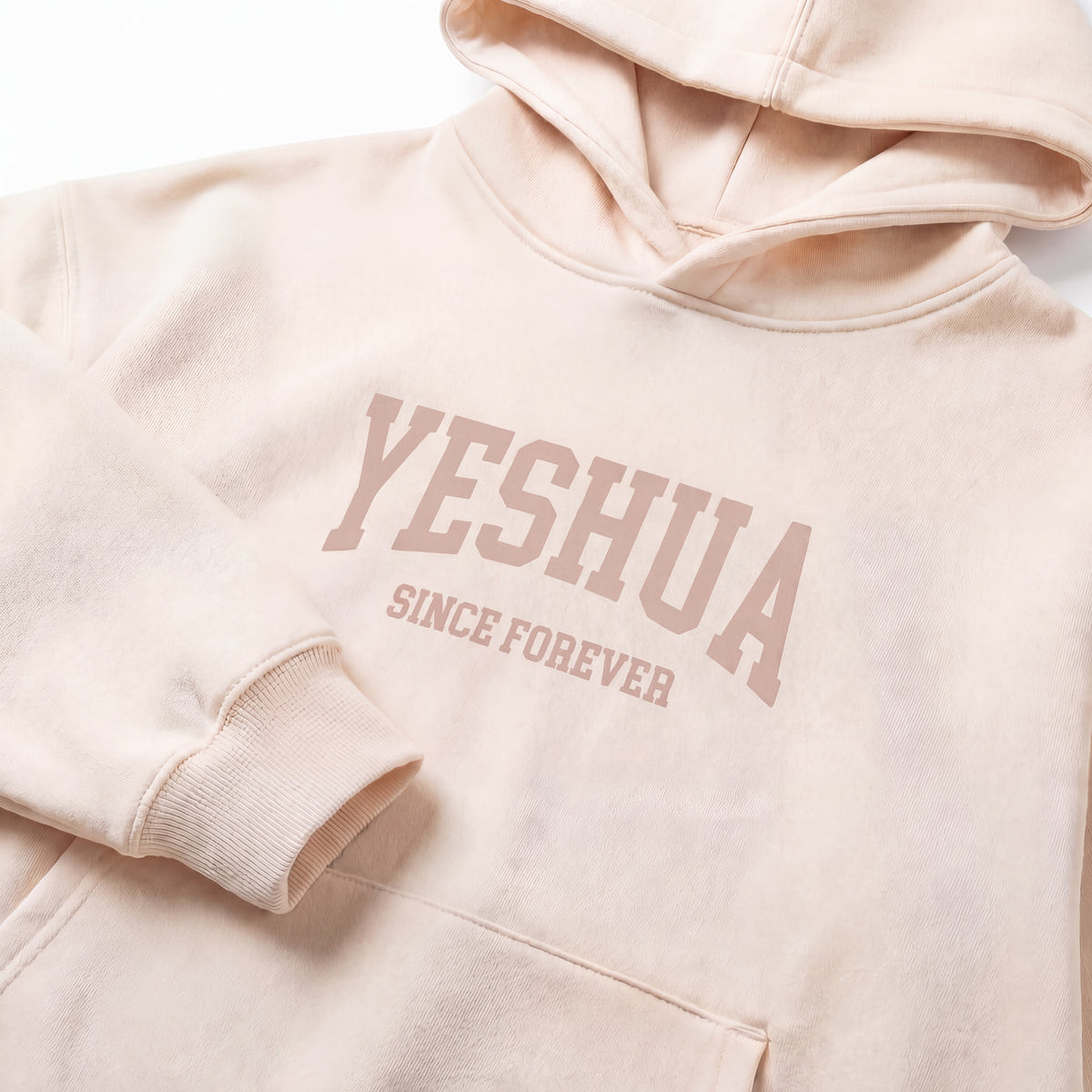 Yeshua hoodie i crème, detaljbild av logotyp och känguruficka