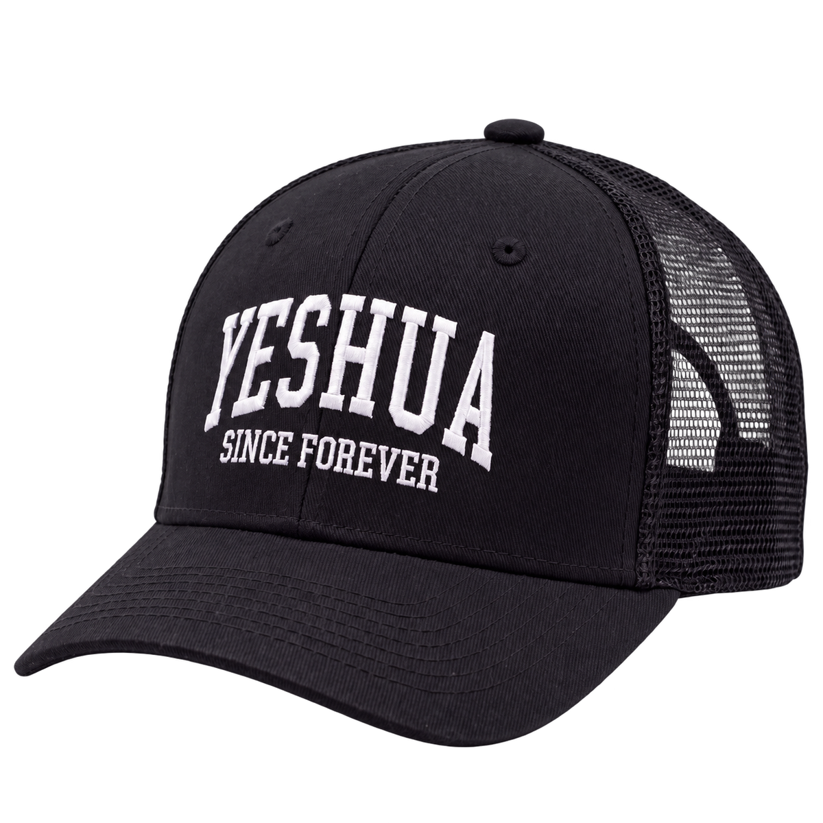 Svart Yeshua truckerkeps med vitt broderi och meshpaneler, snett framifrån